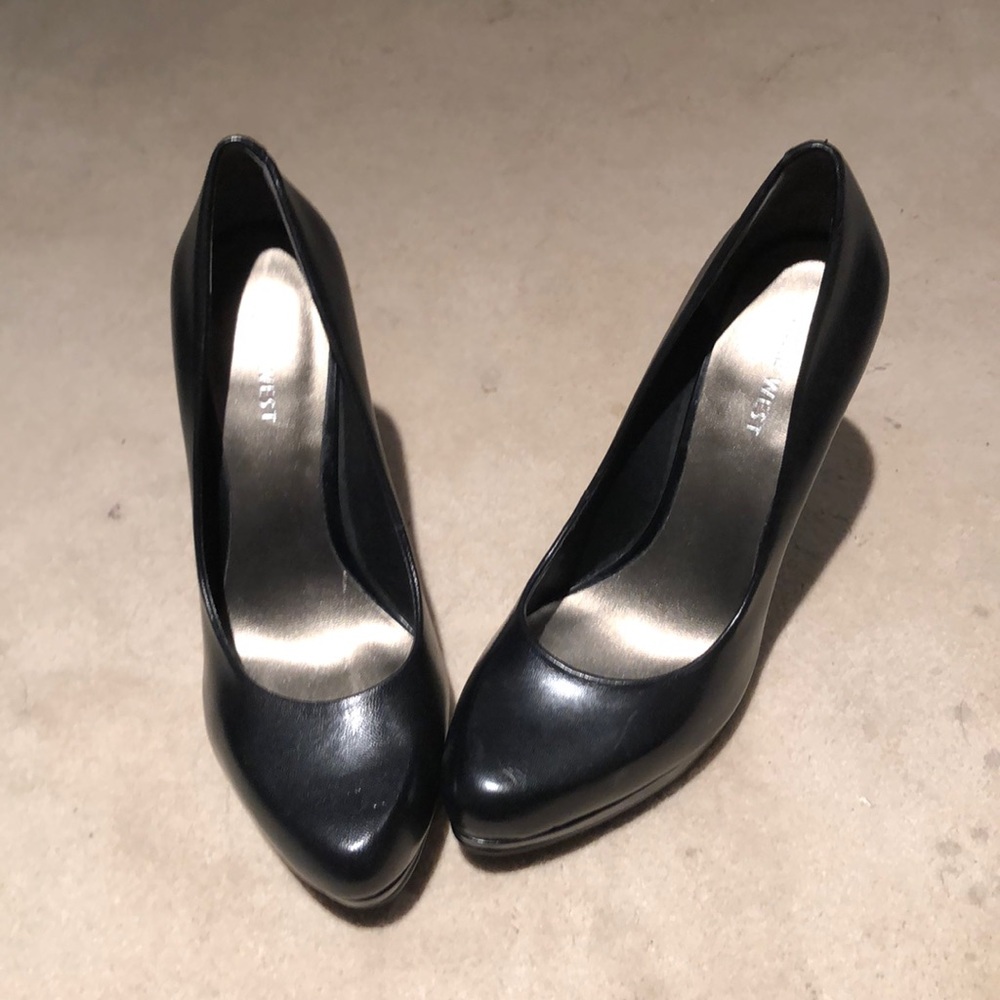 Nine West Round toe pumps